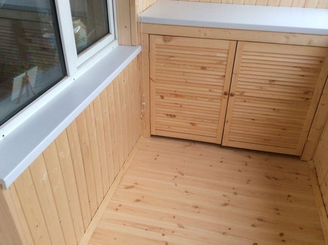 Holzveredelung des Bodens und der Wände der Loggia