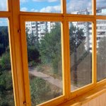 cadre en bois sur le balcon