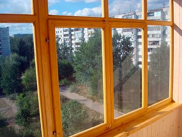 cadre en bois sur le balcon