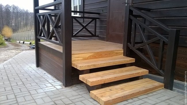 Holzveranda für ein Privathaus