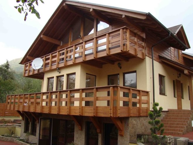 Garde-corps de balcon en bois