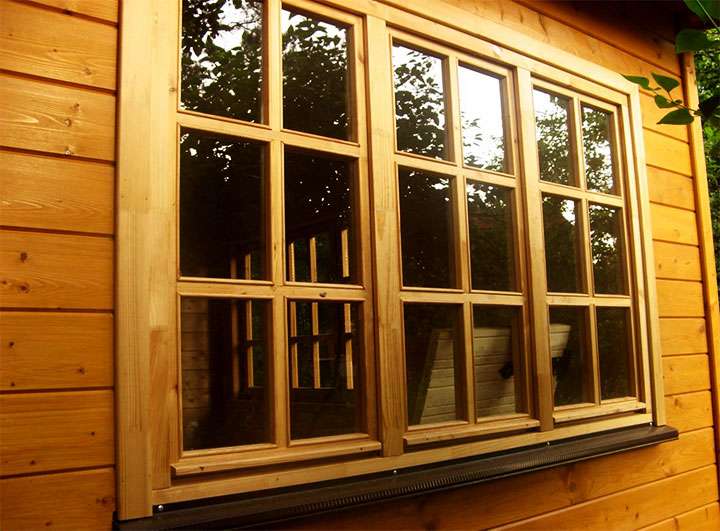 Holzfenster für die Veranda