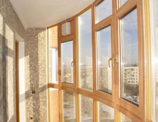 Fenêtres en bois sur le balcon