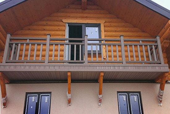 Seitlicher Holzbalkon