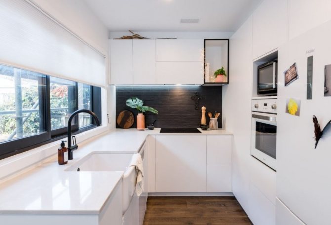conception de cuisine dans une maison avec une fenêtre