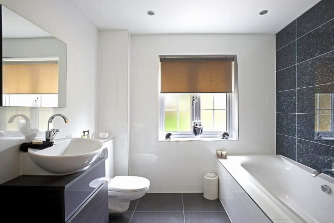 Conception de salle de bain avec fenêtre
