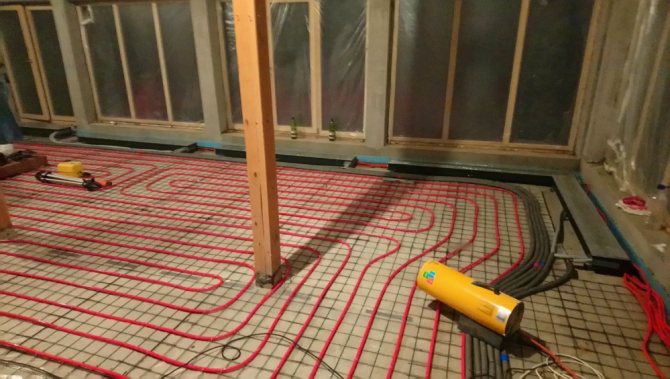 Un équipement spécial est utilisé pour l'installation du chauffage par le sol