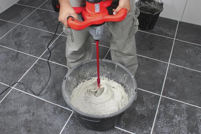 Un mélangeur de construction est utilisé pour obtenir une solution homogène.