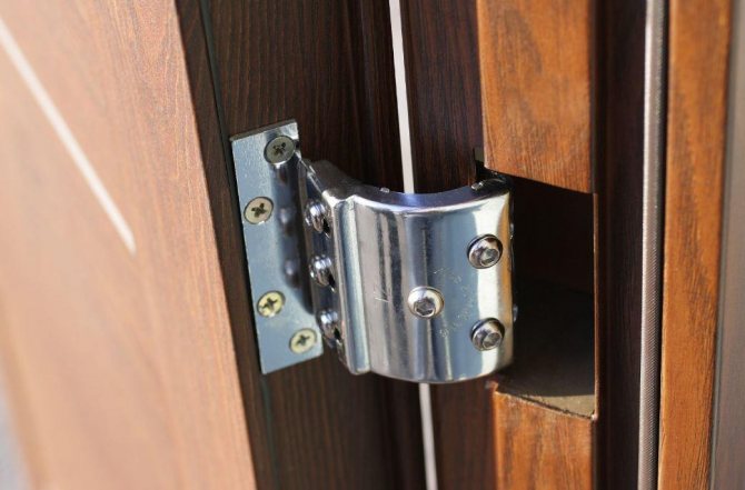 Pour que la porte ne grince pas, vous devez utiliser un lubrifiant spécial.