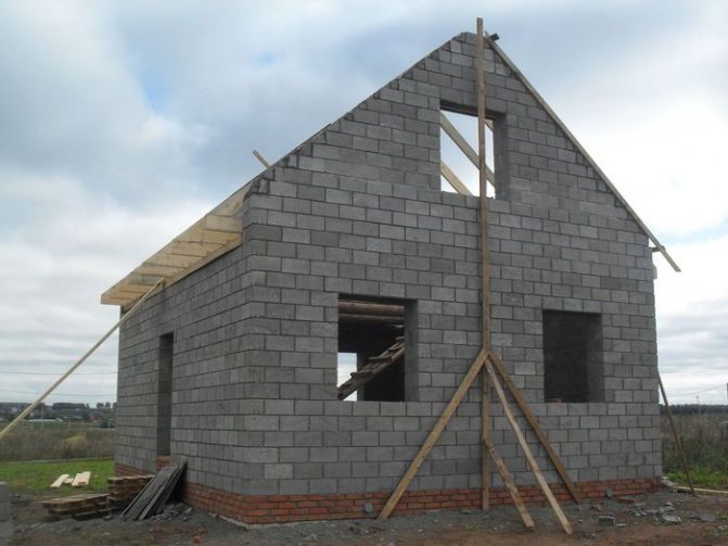 maison faite de blocs de béton d'argile expansée