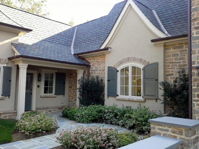 Maison avec une fenêtre cintrée qui s'ouvre