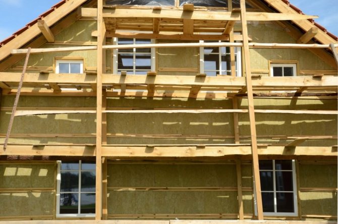 Maison isolée à l'extérieur pour parement