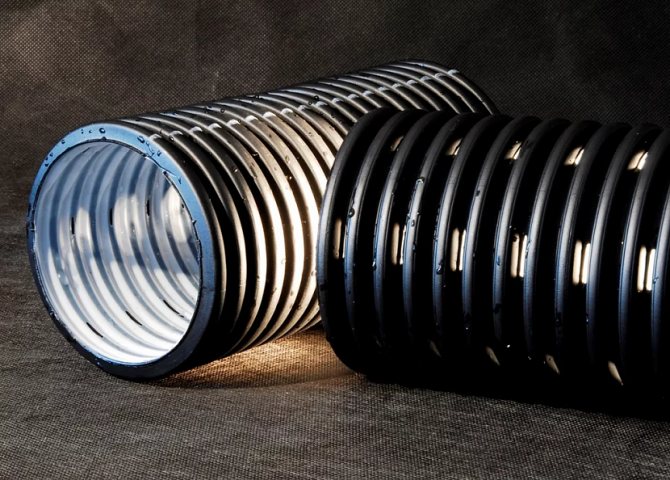 tuyaux de drainage sous la route