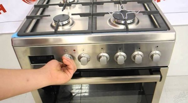 O forno é ligado manual e automaticamente.
