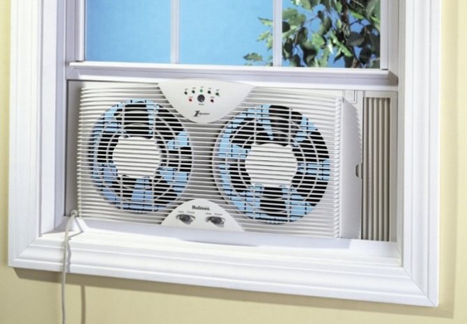 Deux ventilateurs de fenêtre dans une unité