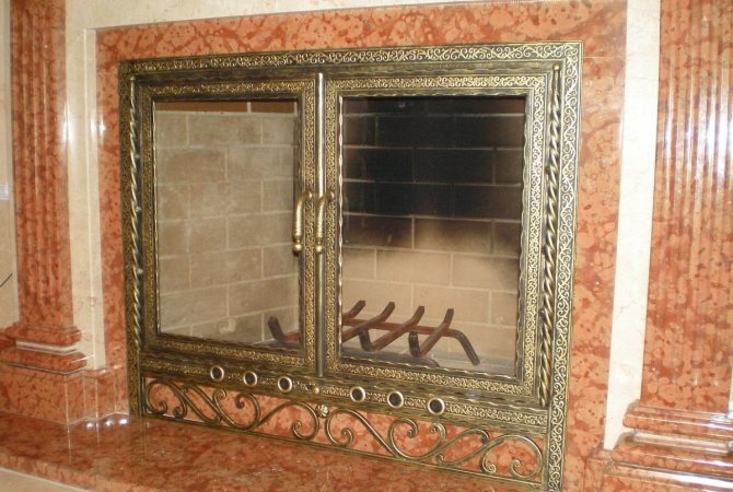 La porte de cheminée, peinte en or, s'intégrera bien dans un intérieur classique