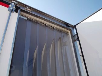Jalousie de porte: portes de jalousie en bois, jalousie horizontale dans l'embrasure de la porte