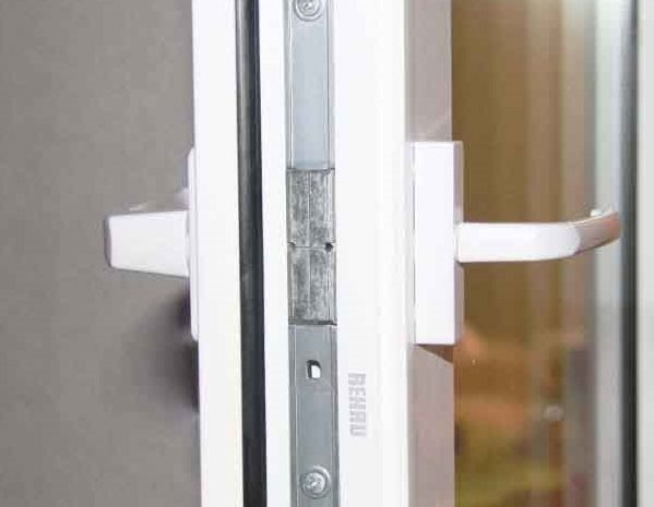 poignée double face sur une porte de balcon en plastique