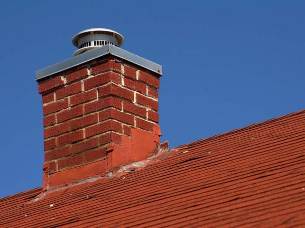 Cheminée sur le toit d'une maison privée.