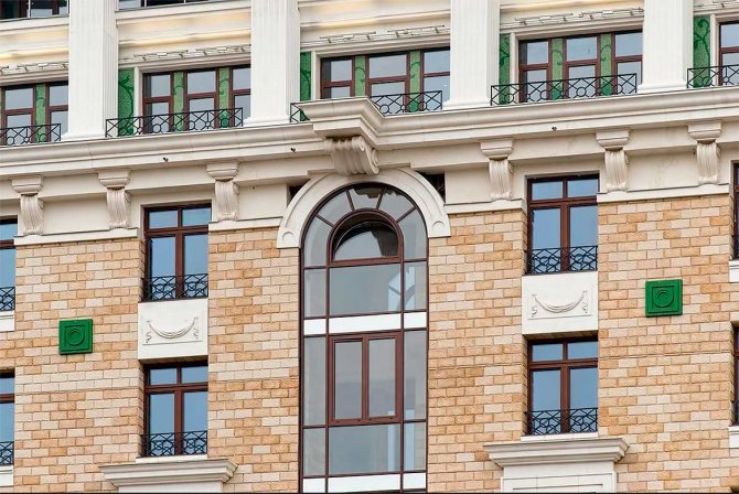 Les experts du prix Entreprise de fenêtres de l'année révèlent les nuances du remplacement de fenêtres dans un immeuble à appartements