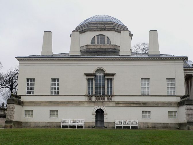Extérieur de la maison avec aménagements