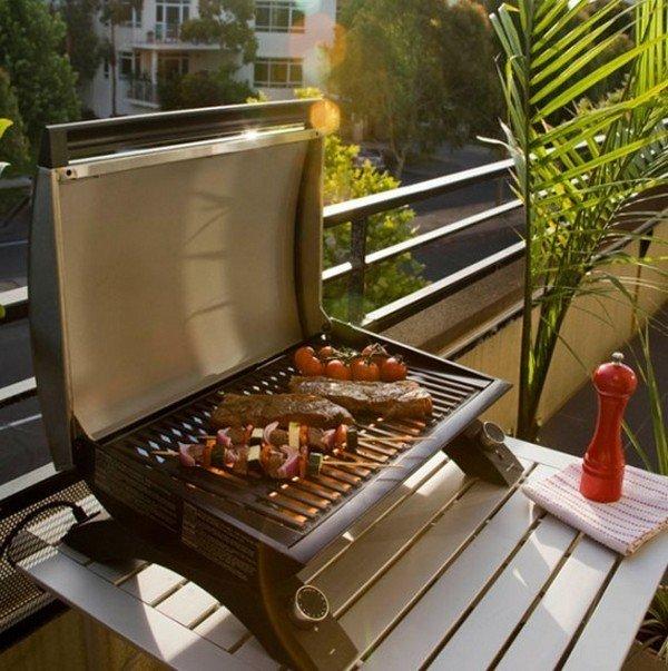 Elektrogrill auf dem Balkon