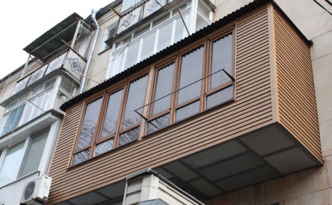 Eine weitere Möglichkeit, den Balkon entlang des Bodens auf die Länge der gesamten Wohnung zu vergrößern