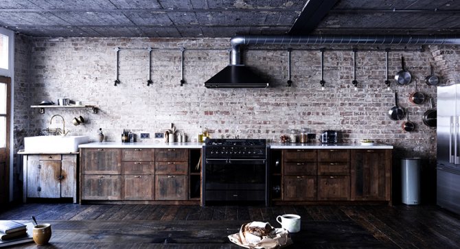 Si la cuisine est faite dans le style loft, le conduit d'air peut faire partie de l'intérieur et n'a pas besoin de masquage