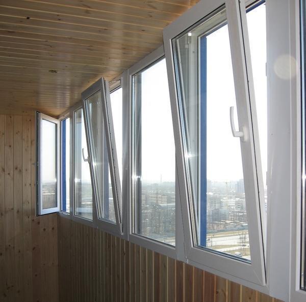 Si les fenêtres du balcon sont embuées, elles doivent être ouvertes pendant une courte période.
