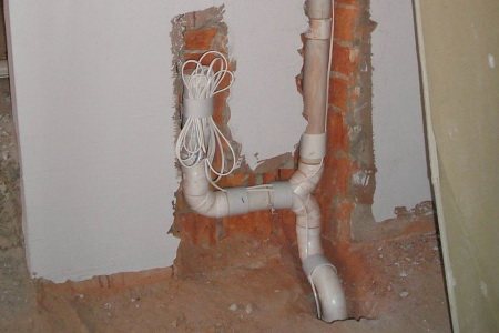 Wenn sich Ihre Küche erst in der Phase der Bau- und Reparaturarbeiten befindet, ist es hilfreich, die Rohre in den Wänden zu verstecken.