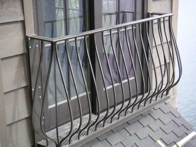 Si vous décidez de décorer un balcon ou une loggia avec une clôture en forgeage artistique, il est préférable de refuser les options avec des détails nets.