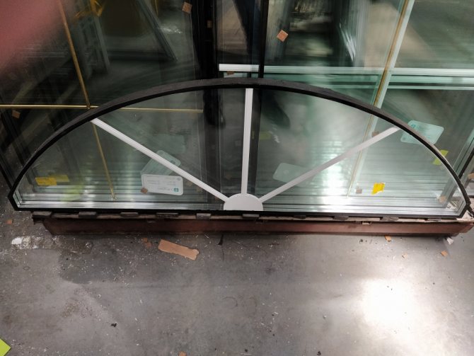 fenêtre semi-circulaire à double vitrage figurée avec mise en page décorative.jpg