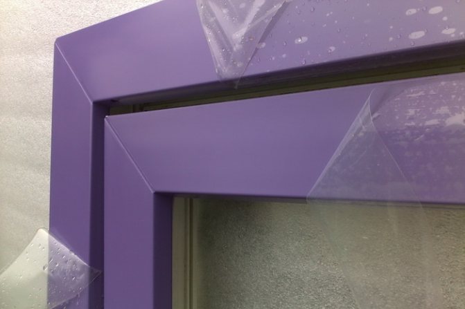 Construction de fenêtres de couleur violette dans l'appartement