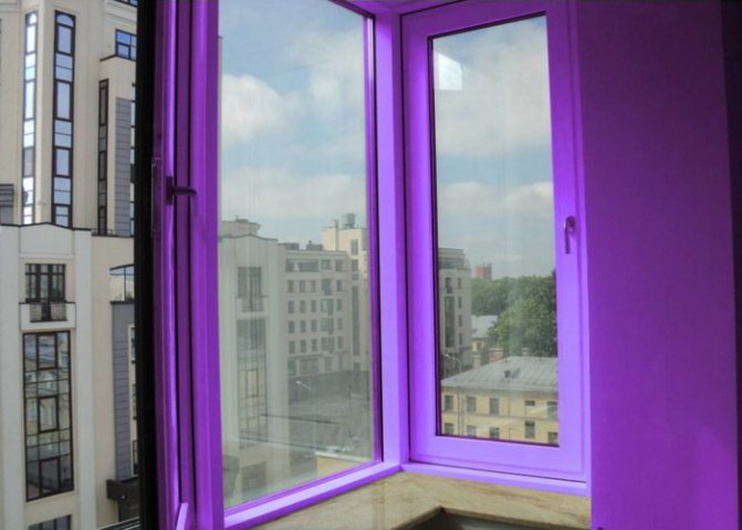 fenêtre violette sur le balcon