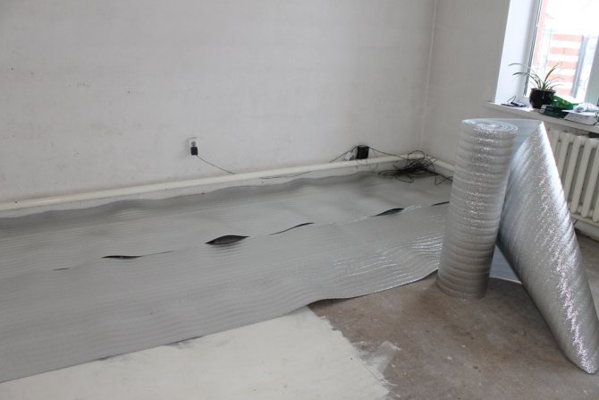 La feuille de penofol ou izolon est une couche isolante dans la construction d'un plancher chauffant