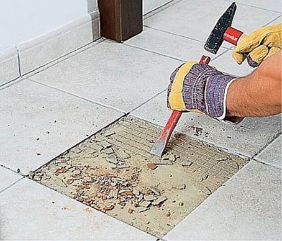 Photo - Démontage du revêtement sur le plancher d'eau