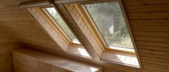 Photo de fenêtres de toit en bois dans la chambre