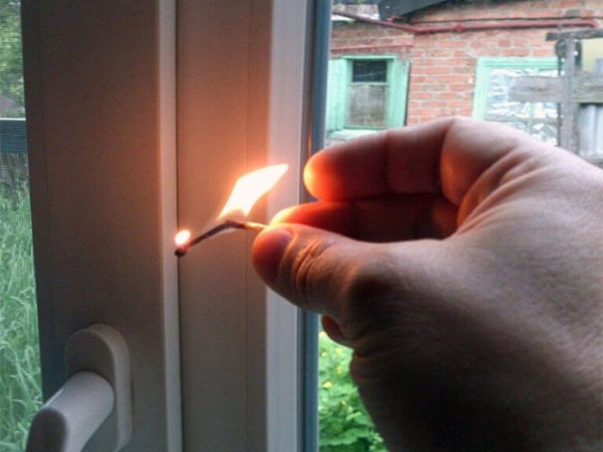 Foto: Wenn das Plastikfenster ausgeblasen ist, funktioniert es nicht richtig. Und es sollte nicht geklebt, sondern repariert werden. Oder ändern. Es hängt alles von der Komplexität der Situation ab