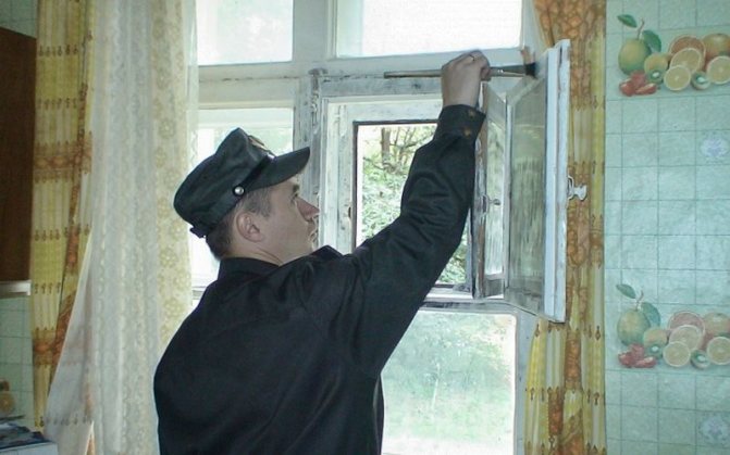 Foto: Diebstähle durch das Fenster waren aufgrund der geringen Größe selten, Fenster mit Fenster