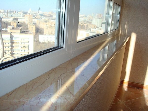 photo : rebord de fenêtre en marbre sur le balcon