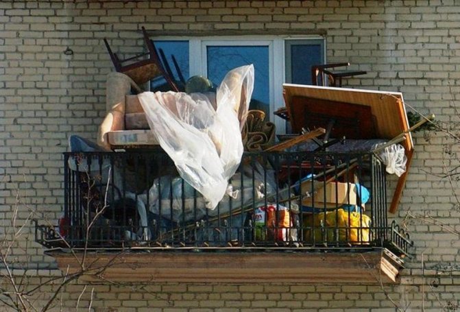 Photo: le pied d'une personne n'a pas mis les pieds sur un tel balcon depuis longtemps, la chambre est sur le balcon