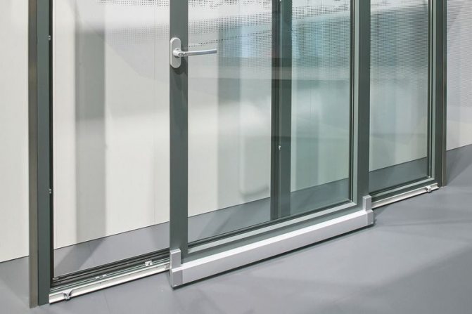Photo : Les portes et fenêtres oscillo-coulissantes Roto Patio Alversa avec poignées ergonomiques et fonctions de ventilation répondent à la demande de confort des fenêtres modernes *