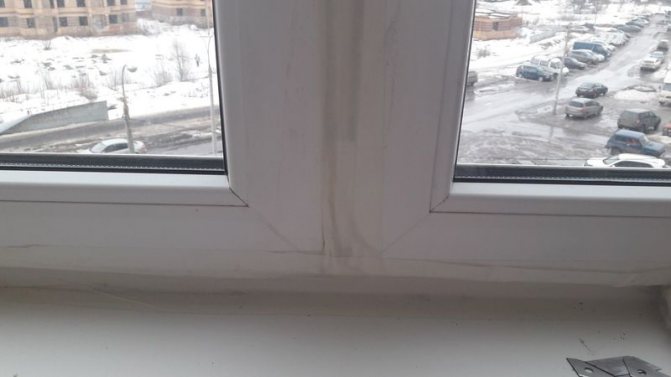 Foto: minderwertiges Kunststofffenster, das durch Blasen mit Klebeband versiegelt wurde