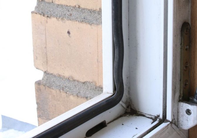 Photo: un joint de mauvaise qualité perd rapidement son élasticité et cesse de combler le vide - un souffle apparaît