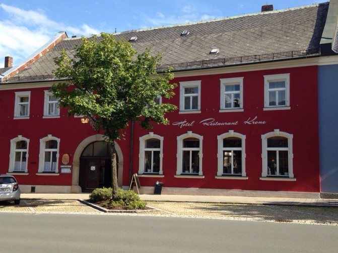 Photo : les fenêtres Rehau gardent encore la chaleur dans les hôtels et restaurants allemands d'après-guerre
