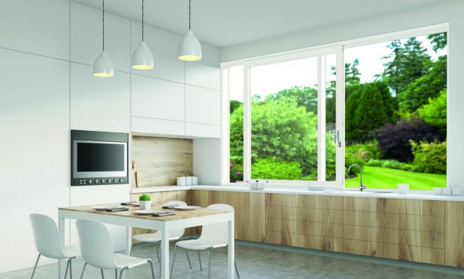 Photo: Les fenêtres Roto Inowa avec poignée pivotante design sont la solution optimale pour la cuisine. Lorsque le comptoir est combiné avec le rebord de la fenêtre, la distance entre le sol et la fenêtre sera de 850 à 870 mm (au niveau du comptoir de cuisine)