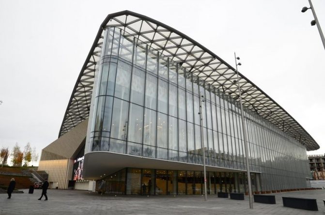 Photo: le vitrage de la salle de concert Zaryadye est réalisé avec des fenêtres à double vitrage écoénergétiques à une chambre avec Energy NT sur verre Clearvision d'AGC *