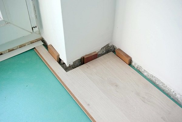 Foto: Einkerbung von der Wand des Laminats