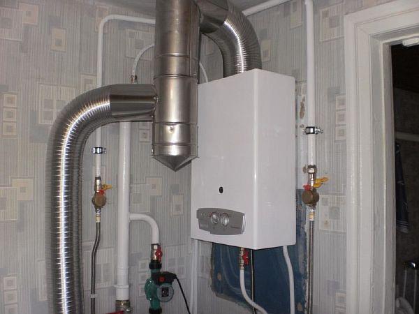Foto - Anschluss eines wandmontierten Gaskessels mit einer Wellung