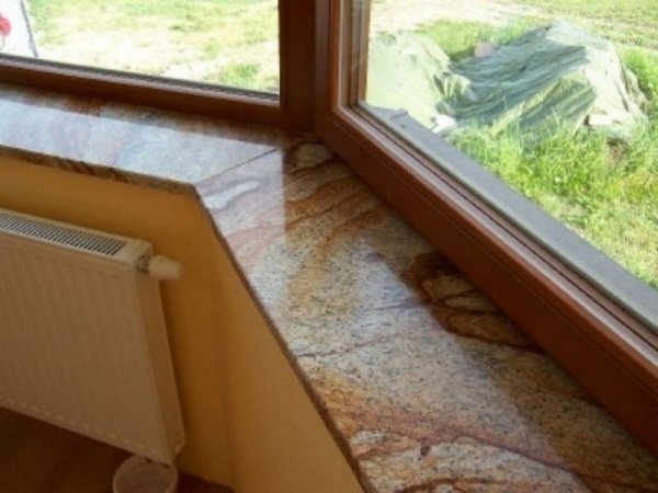 photo : rebord de fenêtre en granit sur le balcon